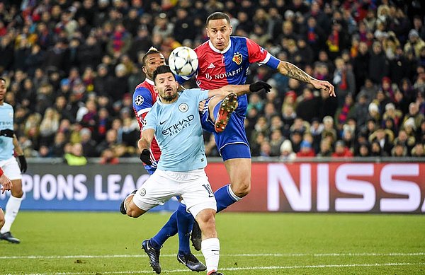 HSV-Neuzugang Léo Lacroix kämpft mit Sergio Aguero um den Ball. 