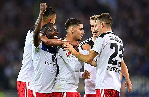 Die Führung für den HSV! Ludovit Reis hat kurz vor dem Pausenpfiff sein Solo erfolgreich abgeschlossen, das 1:0 für die Rothosen erzieilt und lässt sich von den Kollegen völlig zurecht feiern.