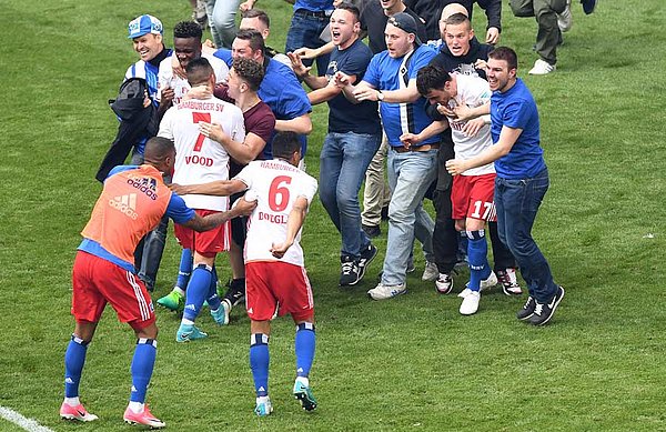Santos und Walace jubeln mit den Fans auf dem Rasen des Volksparkstadions.