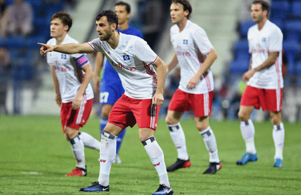 Neuzugang Mergim Mavraj gab gegen Al-Nasr sein HSV-Debüt in der Innenverteidigung.