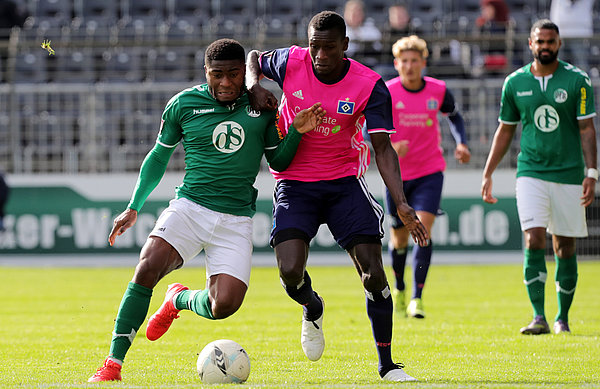 U21-Spieler Bakery Jatta (r.) stemmt sich gegen seinen Lübecker Gegenspieler.