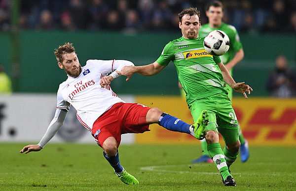 Aaron Hunt mit einer Grätsche im Pokalspiel gegen Gladbach.