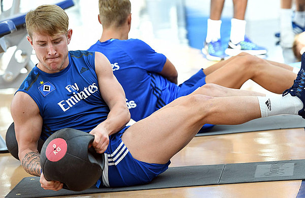 Lewis Holtby beim Krafttraining in Dubai.