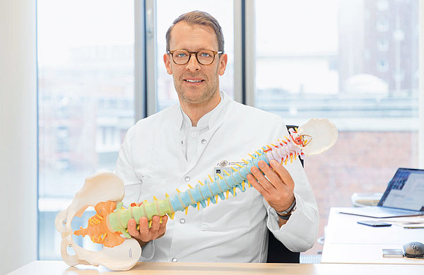 Hat den Rücken stets im Blick: Prof. Dr. Sven-Oliver Eicker aus dem Wirbelsäulenzentrum im UKE. (Foto: Axel Kirchhof) Hat den Rücken stets im Blick: Prof. Dr. Sven-Oliver Eicker aus dem Wirbelsäulenzentrum im UKE.