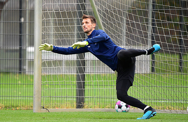 New signing Sven Ulreich put his gloves on for the first time in a HSV shirt during Sunday's training session.