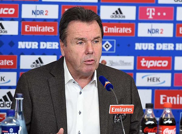 Heribert Bruchhagen sitzt bei der Pressekonferenz auf dem Podium.