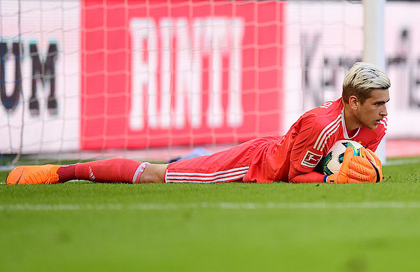 HSV-Keeper Julian Pollersbeck war nicht zu überwinden und bewahrte seine Mannschaft in der ersten Hälfte gleich mehrfach vor dem Rückstand. Starke Partie!