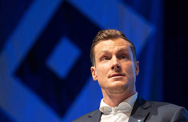 Der ehemalige HSV-Profi Marcell Jansen ist 34 Jahre alt und bildet mit den HSV-Vorständen Frank Wettstein und Jonas Boldt das Führungstrio des HSV.