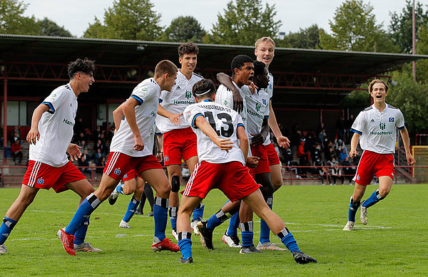 Riesige Freude: U17-Kapitän Posadas erzielte nach einem Eckstoß die Vorentscheidung und sorgte damit für große Erleichterung im Lager der Rothosen. Riesige Freude: U17-Kapitän Posadas erzielte nach einem Eckstoß die Vorentscheidung und sorgte damit für große Erleichterung im Lager der Rothosen.