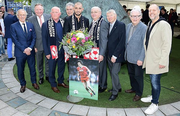 v. li.: Bernd Wehmeyer, Initiator Andreas Maske, Caspar Memering, Dieter Matz, Mladen Petric, Peter Hidien, Günter Schiefelbein, Jo Brauner und Lotto King Karl mit dem Foto von Jürgen Groh. v. li.: Bernd Wehmeyer, Initiator Andreas Maske, Caspar Memering, Dieter Matz, Mladen Petric, Peter Hidien, Günter Schiefelbein, Jo Brauner und Lotto King Karl mit dem Foto von Jürgen Groh.