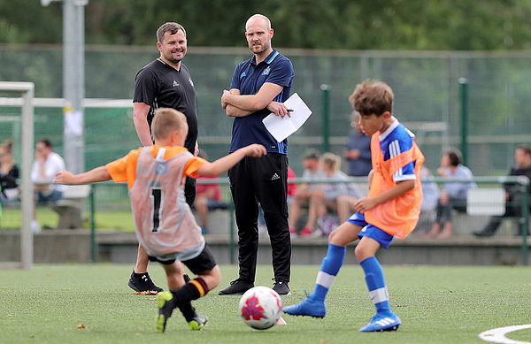 Trainer und Scouts des HSV beobachten bei den Sichtungsturnieren die Nachwuchstalente. Die besten Spieler der Veranstaltungen werden zum Young Talents Cup eingeladen.