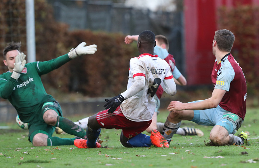 In der zweiten Minute der Nachspielzeit: Stephan Ambrosius grätscht den Ball ins Weiche-Tor zum 1:1.