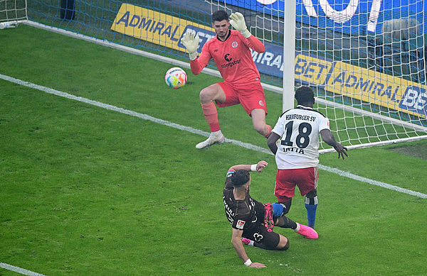 Nächstes Traumtor: Bakery Jatta haut den Ball aus spitzem Winkel in den Giebel und bringt den HSV mit 2:1 in Führung.