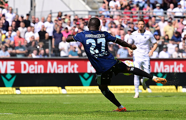 Traumtor und Tor des Tages: Jean-Luc Dompe erzielt volley den Treffer, der das Tor zur Bundesliga für den HSV lange Zeit weit aufstieß.