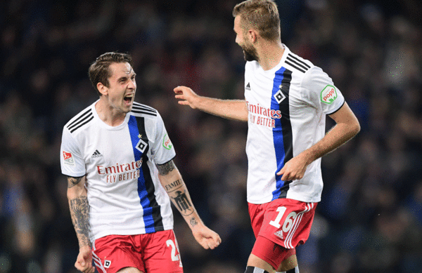 Adrian Fein bejubelt mit Torschütze Lukas Hinterseer dessen Treffer zum 1:0, bei dem sich der Angreifer eiskalt zeigte und den Bielefelder Fehler gnadenlos bestrafte.