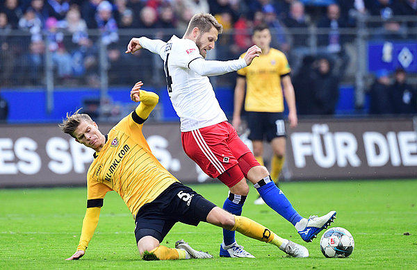 Aaron Hunt wird im Duell mit Dzenis Burnic gefoult.