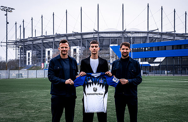 Claus Costa (Sportdirektor) und Christoph Rohmer (Direktor NLZ & Sportstrategie) heißen Andrej Vasiljevic herzlich willkommen. Claus Costa (Sportdirektor) und Christoph Rohmer (Direktor NLZ & Sportstrategie) heißen Andrej Vasiljevic herzlich willkommen.