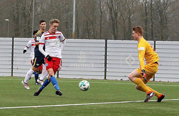 Maxi Geißen sucht den Abschluss und trifft zum 2:0 für die U19.