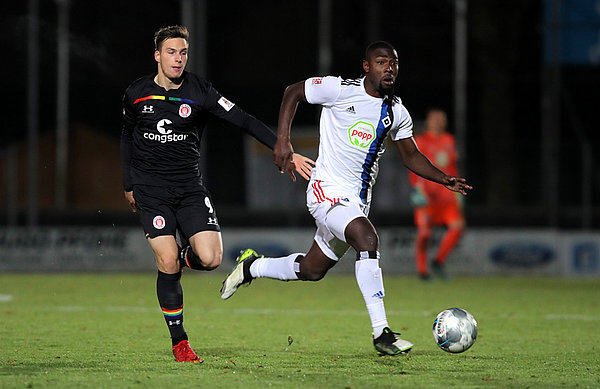 Stephan Ambrosius (r.) und die U21 kamen gegen den Stadtrivalen zum späten Punktgewinn.