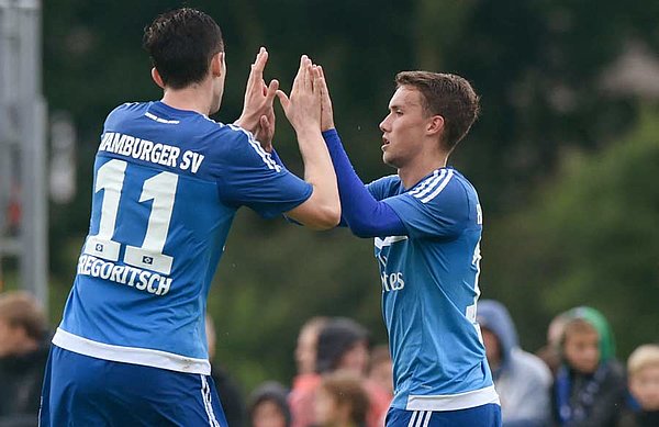 Michael Gregoritsch und Luca Waldschmidt bejubeln das Tor zum 4:0.