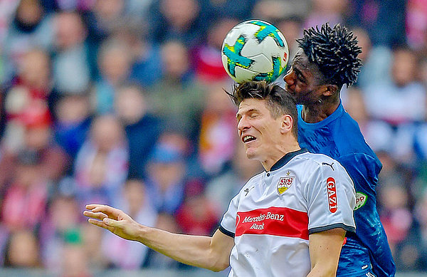 Mario Gomez und Gideon Jung im Kopfballduell im letzten Pflichtspiel zwischen beiden Teams.  