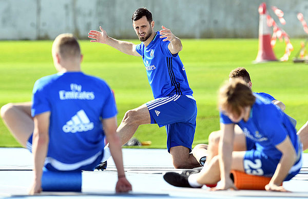 Margim Mavraj dehnt sich vor dem Training.