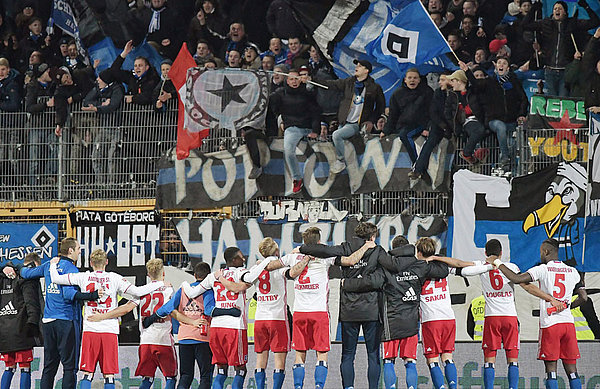 "Uns ist ein Fels vom Herzen gefallen", sagt Michael Gregoritsch über den ersten Saisonsieg, der anschließend mit den mitgereisten Fans gefeiert wurde.