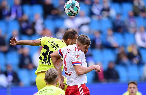 Viele enge Duelle und robust geführte Zweikämpfe prägten das Bild der ersten Hälfte. Viele enge Duelle und robust geführte Zweikämpfe prägten das Bild der ersten Hälfte.