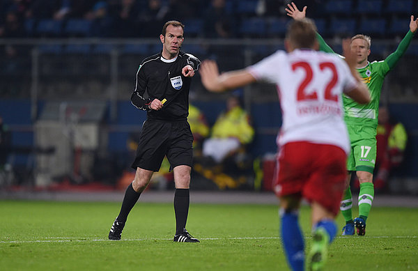 Ostrzolek läuft ungläubig auf Referee Fritz zu, der auf Elfmeter entscheidet.