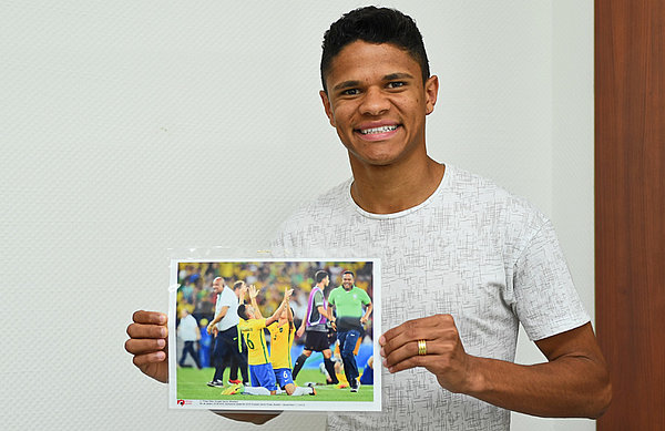 Douglas Santos posiert mit einem Bild vom Finale in Rio.