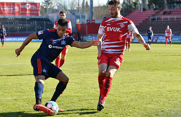 Die HSV-Profis (hier Jan Gyamerah im Zweikampf mit Christian Strohdiek) kamen in Würzburg nicht an ihr Leistungslimit heran. Jan Gyamerah im Zweikampf mit Christian Strohdiek.