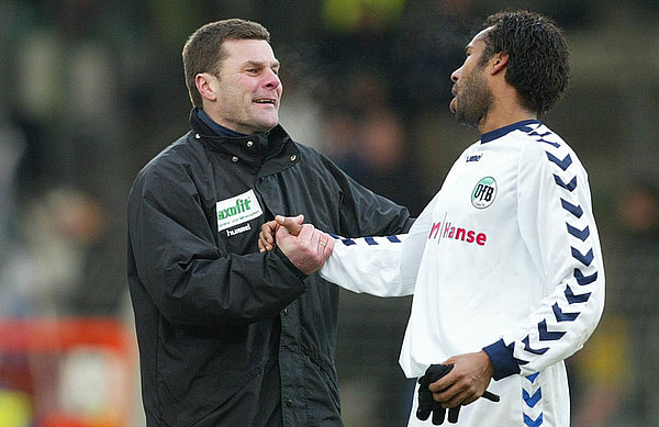Ein Bild aus dem Februar 2004: Damals arbeiteten Trainer Dieter Hecking und Spieler Daniel Thioune beim VfB Lübeck zusammen.