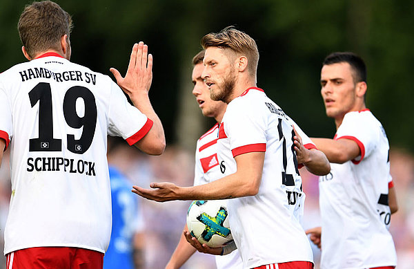Aaron Hunt wird nach seinem Treffer von seinen Mitspielern beglückwünscht.