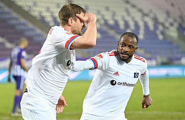 Torschützen unter sich: Simon Terodde und David Kinsombi schossen den HSV in der ersten Hälfte mit ihren drei Treffern in Front. Torschützen unter sich: Simon Terodde und David Kinsombi schossen den HSV in der ersten Hälfte mit ihren drei Treffern in Front.