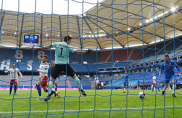 Sein erster Streich: Tim Leibold streichelt einen Hunt-Chip mit dem Kopf ins lange Eck - die verdiente 1:0-Führung. Sein erster Streich: Tim Leibold streichelt einen Hunt-Chip mit dem Kopf ins lange Eck - die verdiente 1:0-Führung.
