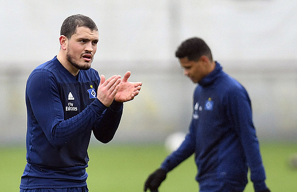 Kyriakos Papadopoulos klatscht während des Trainings.