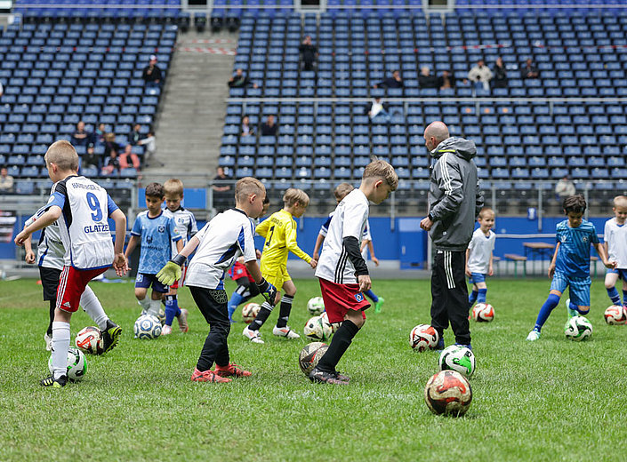 Am Vatertag: Fussballschule im Stadion