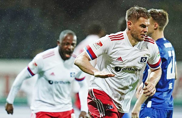 Der Sieg: Simon Terodde hat zugeschlagen und sichert dem HSV mit seinem 14. Saisontreffer den Dreier im letzten Spiel 2020. Der Sieg: Simon Terodde hat zugeschlagen und sichert dem HSV mit seinem 14. Saisontreffer den Dreier im letzten Spiel 2020.