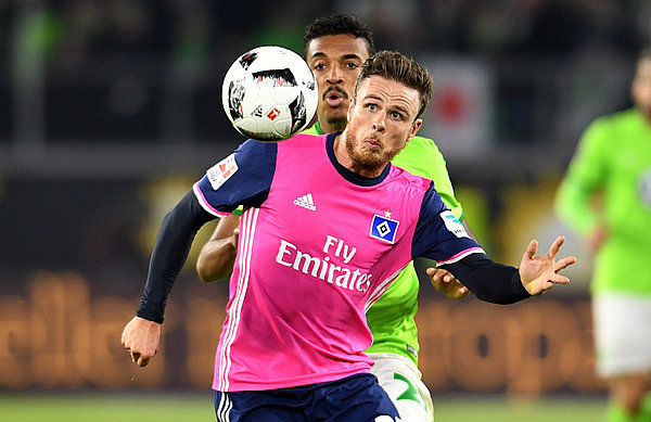 Nicolai Müller ist bisher die beste Offensiv-Kraft der Hamburger. Vier Tore sowie drei Vorlagen gehen aktuell auf sein Konto. Nicolai Müller im Zweikampf mit Wolfsburgs Gustavo.