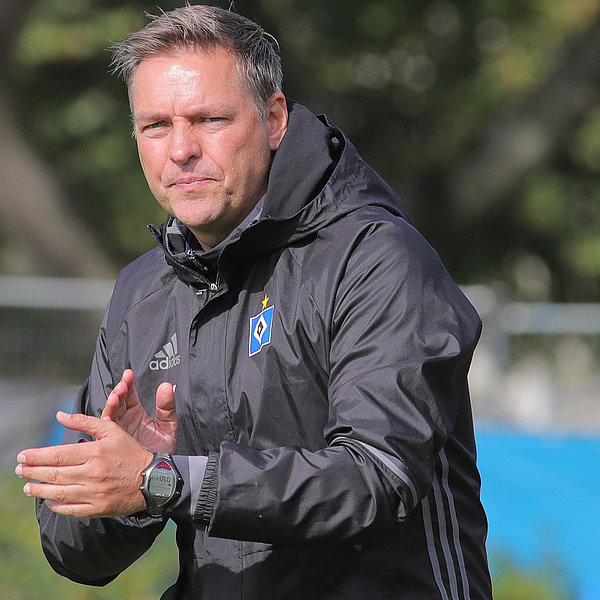Dirk Kunert fordert von seiner U21 eine Reaktion. Dirk Kunert klatscht.