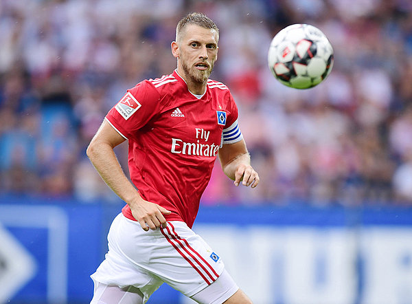 Aaron Hunt verrfolgt die Flugbahn des Balles vor ihm.