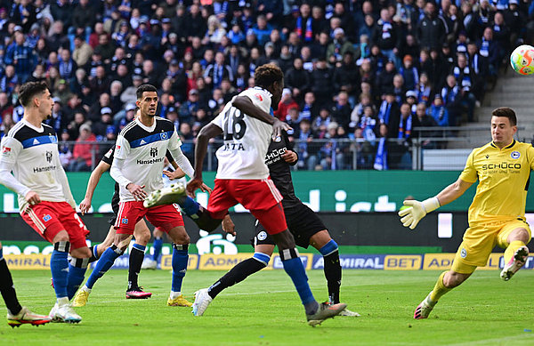 Traumtor: Bakery Jatta hat eine Dompe-Flanke volley genommen und zum 2:1 und damit zum Sieg unter die Latte gezaubert.