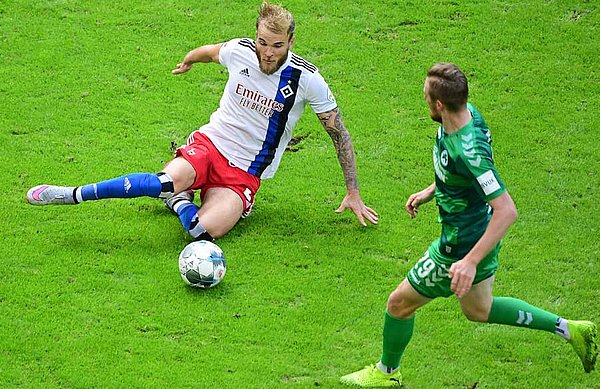 Timo Letschert grätscht einen Ball weg. 