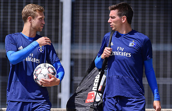 Christoph Moritz und Matti Steinmann im Gespräch auf dem Weg zum Training.