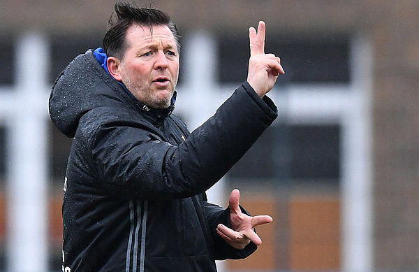 Coach Titz hebt seine Finger und gibt die Richtung vor.