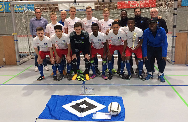 Die U16 freut sich über ihren Turniersieg in Flensburg.