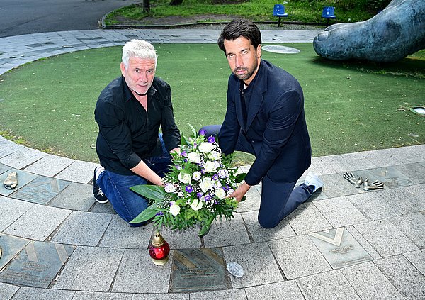 Jürgen Ahlert (Koordinator HSV-Ehrenliga) und Jonas Boldt (Vorstand) bei der Kranzniederlegung im Gedenken an Udo Bandow.  