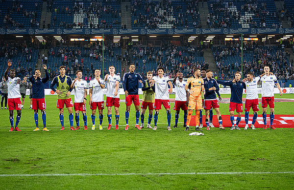 Together with the fans, the Rothosen celebrated the last-minute triumph and swore themselves in for the upcoming northern derby. 