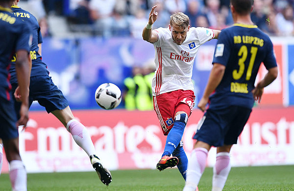 Torschuss von Aaron Hunt beim Spiel gegen RB Leipzig.