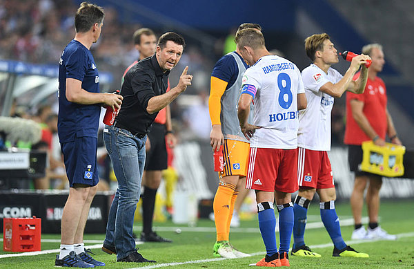 HSV-Trainer Titz coacht seine Spieler. 